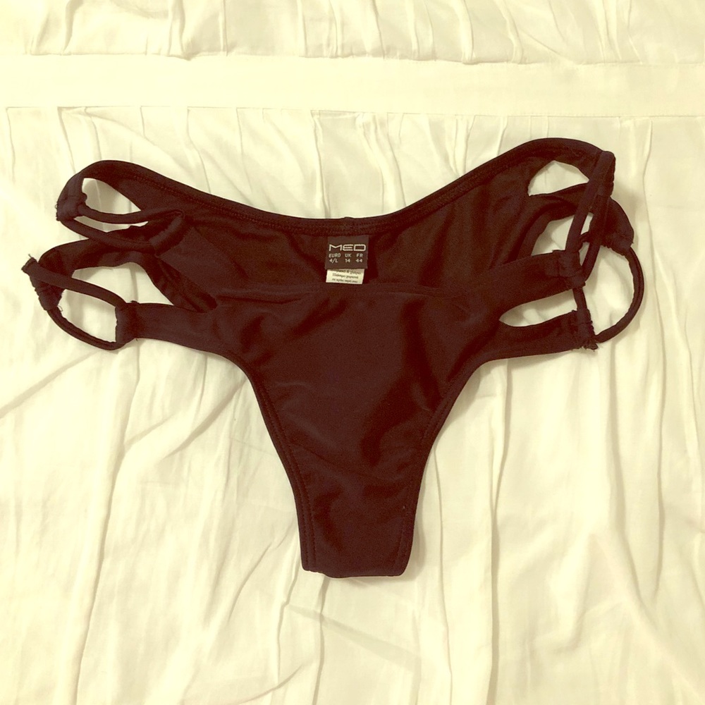 Black cheeky bikini bottoms 🍑